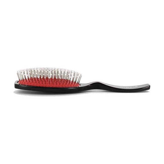 Escova plana desembaraçante com dentes de metal.