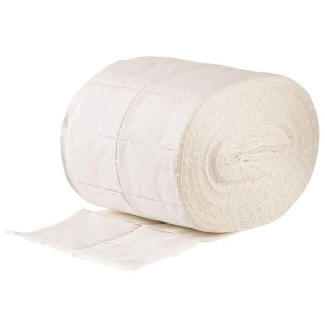 Verpakking met 2 rollen van 500 cellulose vierkante pads voor nagels.
