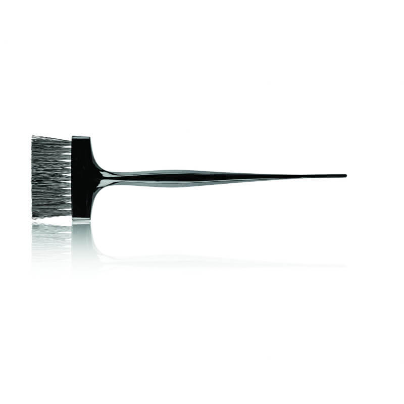 Pincel largo com cerdas de nylon macias curvas.