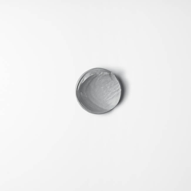 Nendo Definer Shu Uemura est une pâte coiffante de 75 ml.