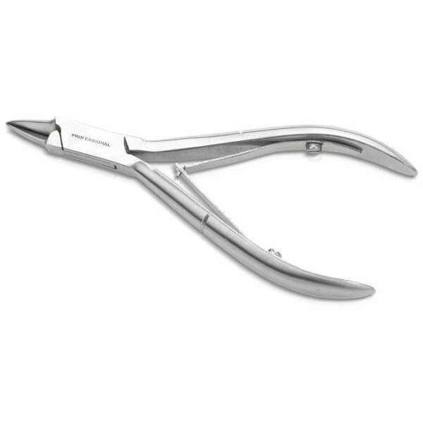 Corte de cutículas para unhas encravadas com ponta reta. Corte de cutículas para unhas encravadas com ponta reta.