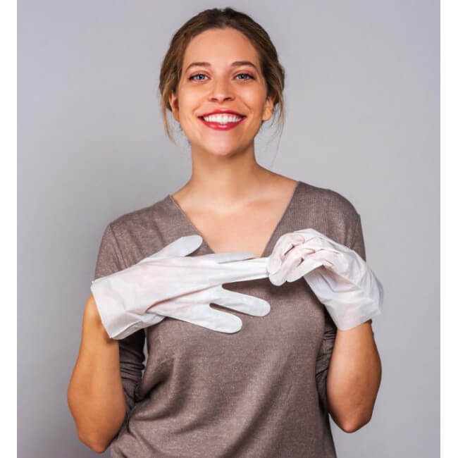 Luvas e máscaras nutritivas para mãos e unhas da IROHA.