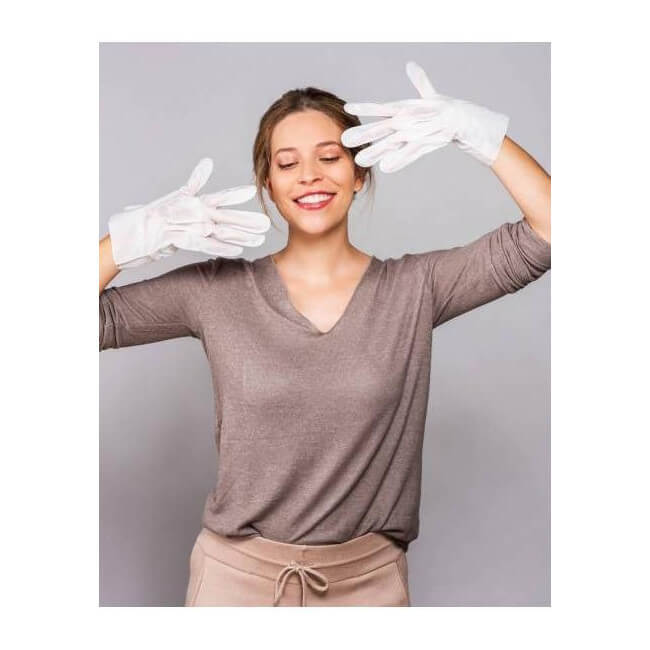 Luvas e máscaras nutritivas para mãos e unhas da IROHA.