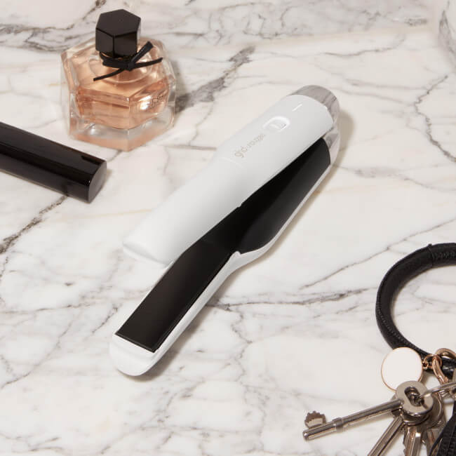 Prancha de cabelo portátil e sem fios Styler ghd unplugged branca.
