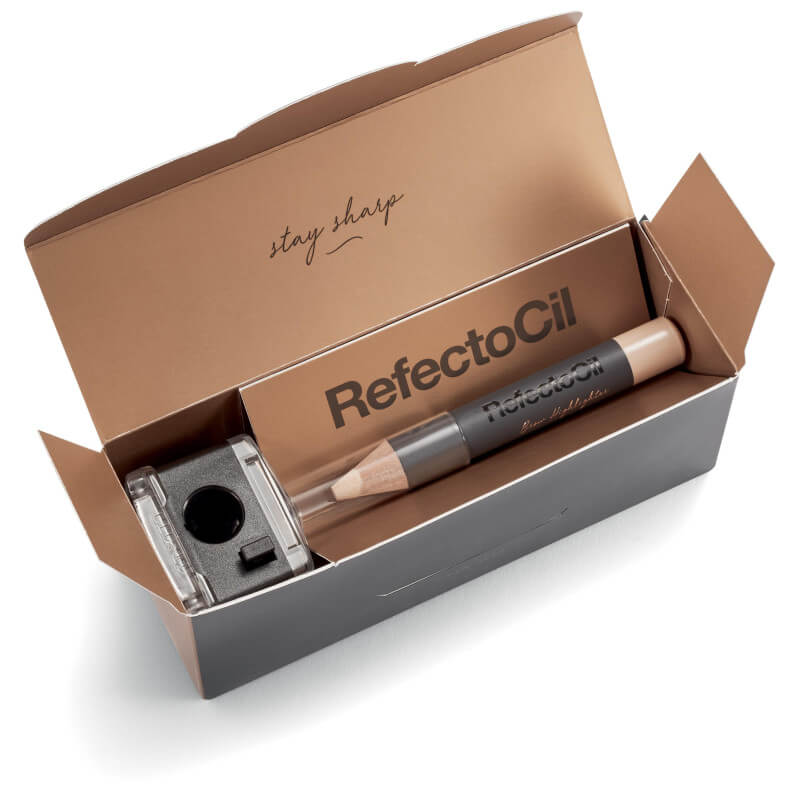 Setzen Sie einen Augenbrauenhighlighter von RefectoCil ein.