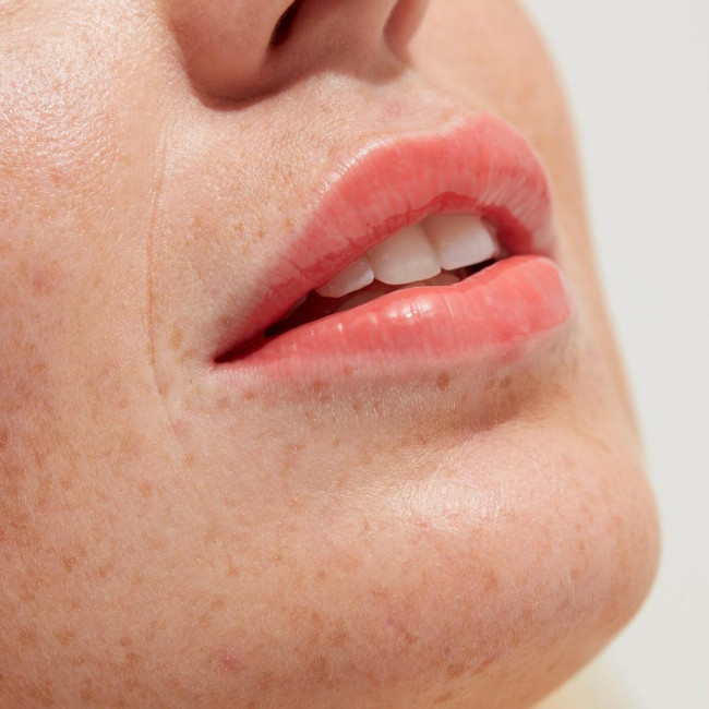 Glänzender Lippenstift mit getöntem Lip Gloss Nr. 82 von Gosh.