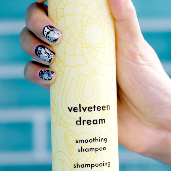 Glättendes Shampoo Velveteen von Amika, 300 ml.