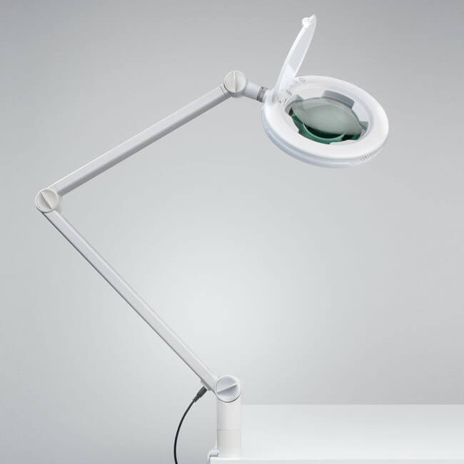 Lâmpada de aumento 5D com tecnologia LED e função touch Air.