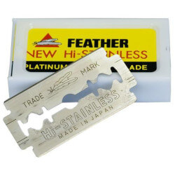 Paket mit 10 Feather-Rasierklingen.