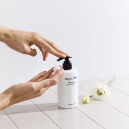 White rain Skybottle duftende Körperlotion mit Tuberose und Geißblatt 300g