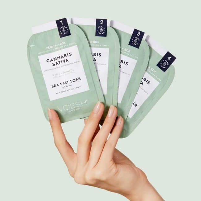 Cuidado dos pés em 4 etapas com Cannabis sativa Pedi in Box da VOESH.