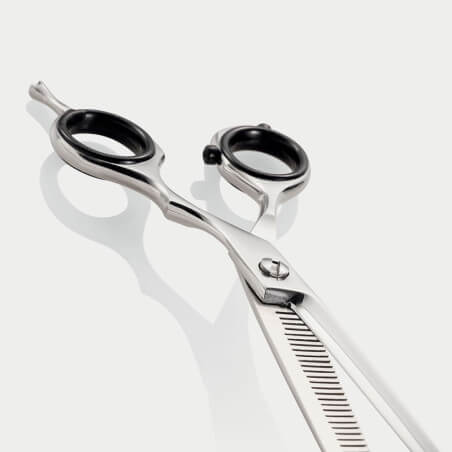 Ciseaux effileur 5,5” offset Iwasaki Master

Translated to Dutch:
Uitdunschaar 5,5” offset Iwasaki Master