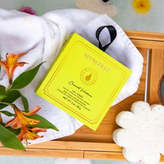 Esponja limpiadora infundida con coco, verbena y flor blanca Spongellé.