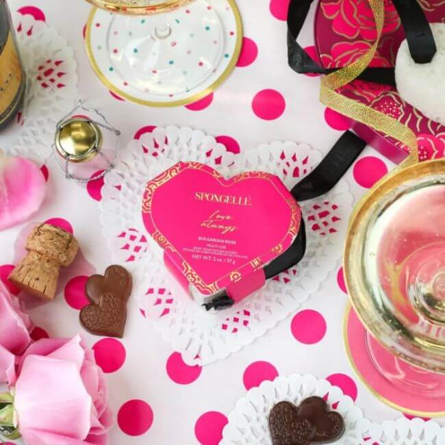 Esponja infundida com Coração Esfoliante Bulgarian Rose Daisy Collection Spongellé