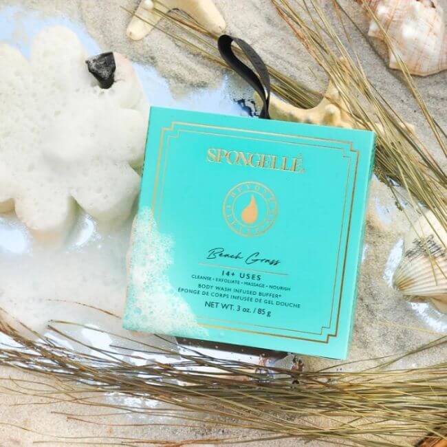 Caixa branca de buffers de flores com aroma a praia da coleção Daisy Spongellé, 85 g.