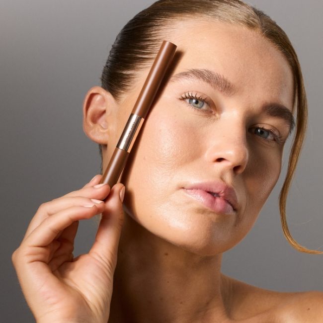 Caneta delineadora + Gel Tonalizante para Sobrancelhas Semi-permanente Brow Tint 002 Castanho Escuro Gosh 2,9g