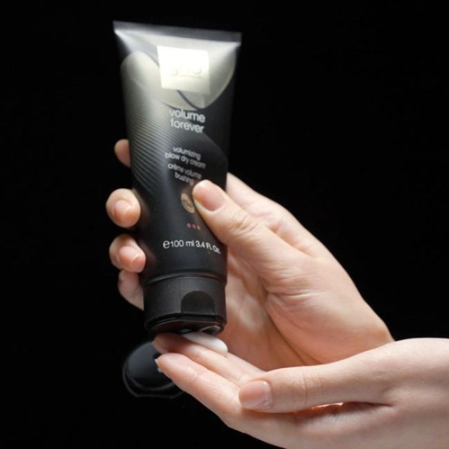 Duo spazzola lisciante 2-in-1 Duet Blowdry nera con crema volume brushing ghd 100ml