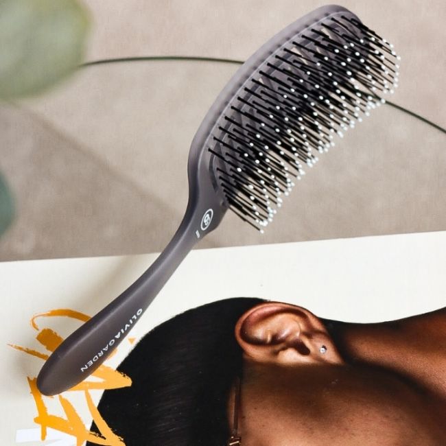 Brosse Essential Care Flex pour cheveux medium Ice Grey Olivia Garden