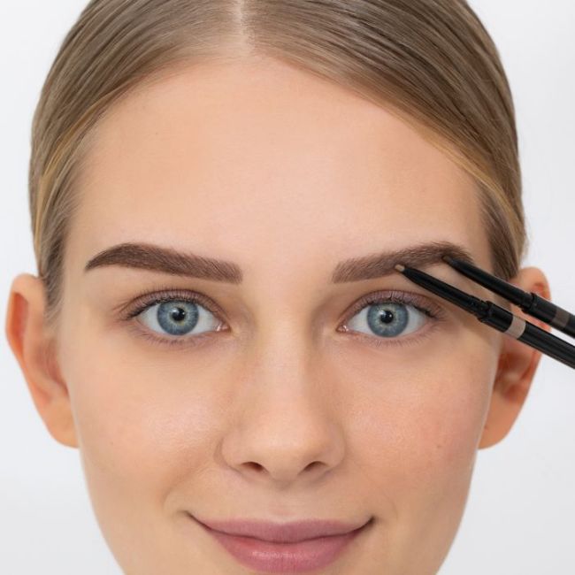 Matita per sopracciglia con tonalità di pennello n° 03 Marrone scuro RefectoCil